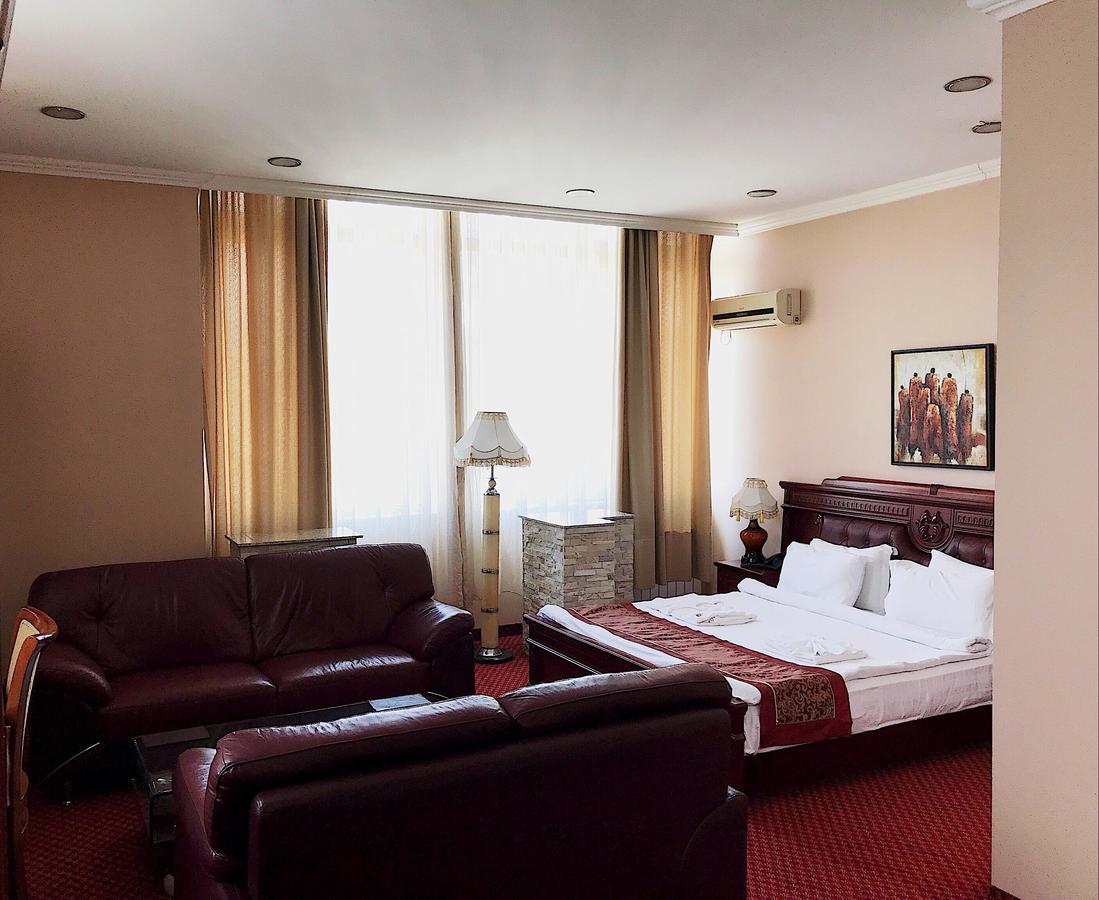 Hotel Royal Приштина Екстер'єр фото
